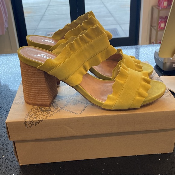 Free People Yellow Rosie Ruffle Heel Size 41 NWT - Picture 7 of 11
